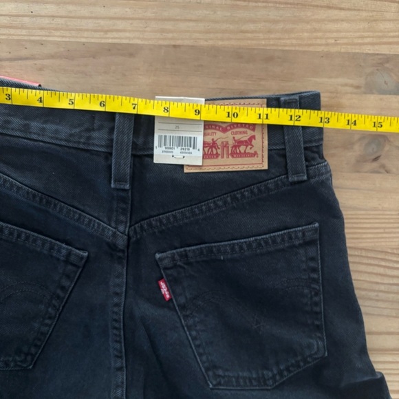 Levi's Black Jean Shorts High-Waisted Snug Fit - Picture 6 of 8